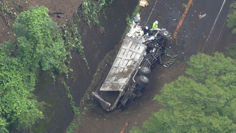 V Japonsku se zřítil náklaďák ze srázu, natočila to kamera v projíždějícím autě
